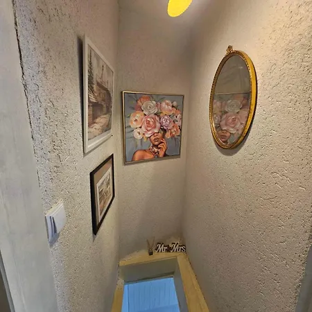 Апартамент Biscuit Cosy Mini House In Old Town *