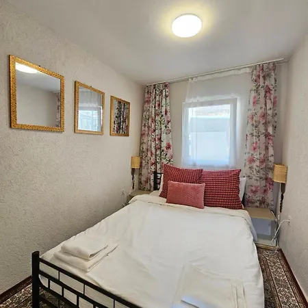 Biscuit Cosy Mini House In Old Town Апартамент