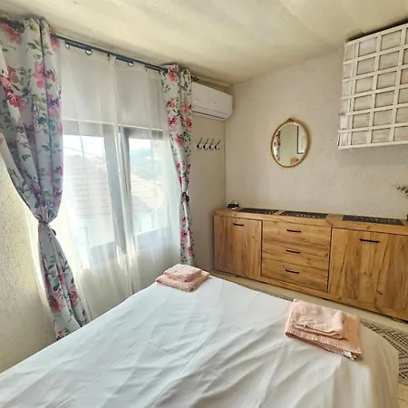 Biscuit Cosy Mini House In Old Town Veliko Tarnovo